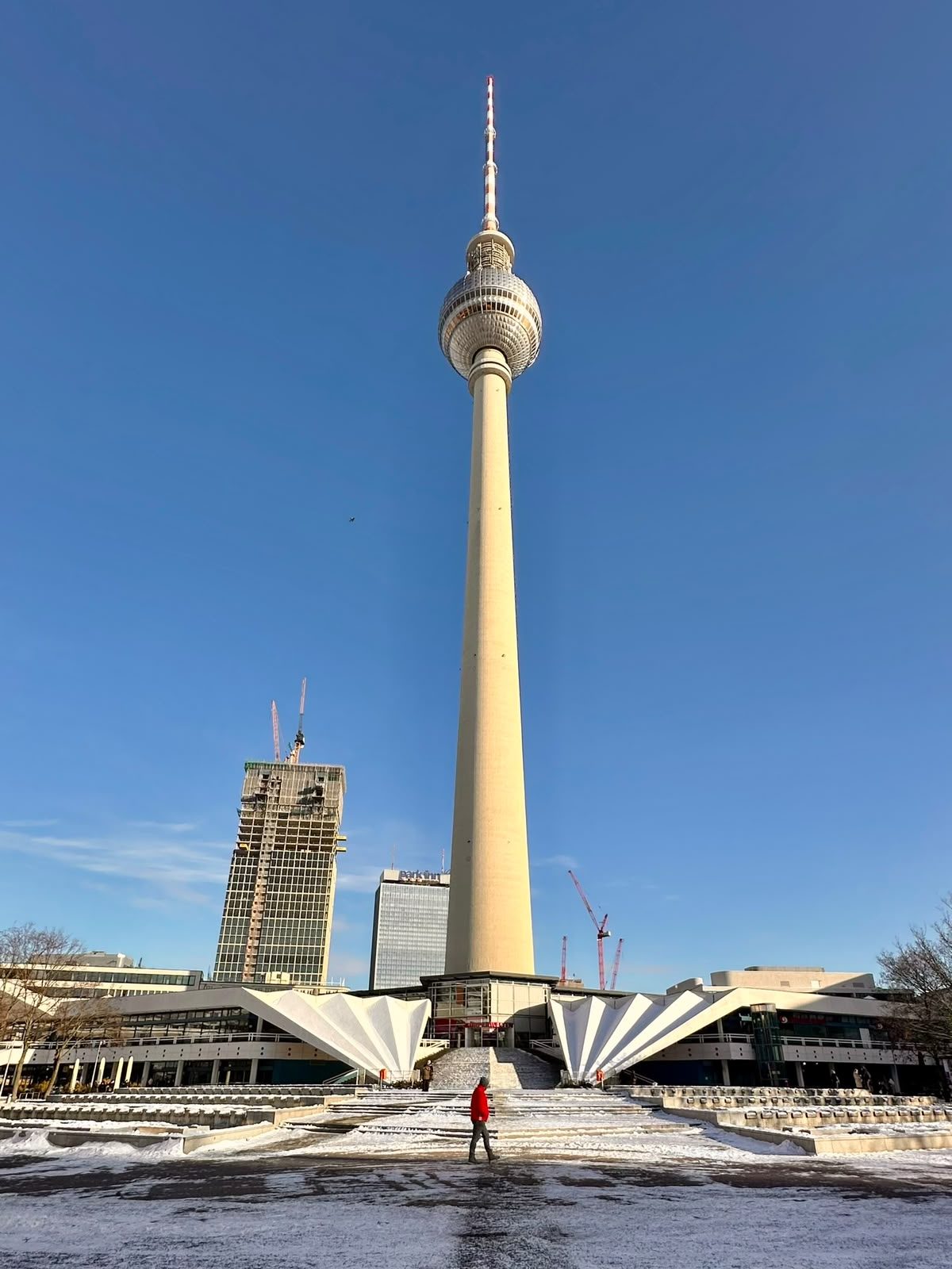 A Torre de TV de Berlim sobre a Alexanderplatz