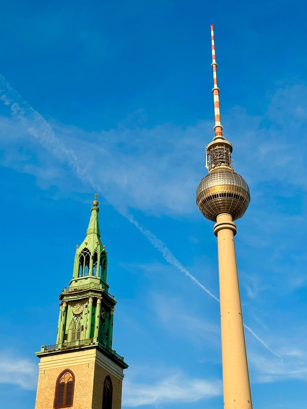 A Torre de TV e a torre da igreja na Alexanderplatz