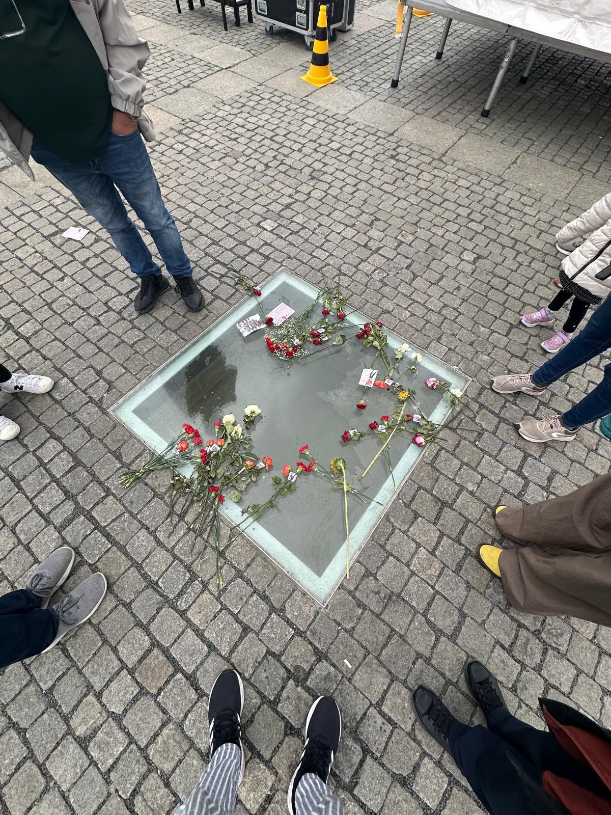 Flores sobre o vidro do memorial da Biblioteca Vazia na Bebelplatz